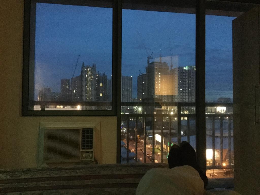 Ortigas 2 Bedroom Corner Unit With 2 Queen Across Shangrila Manila Esterno foto