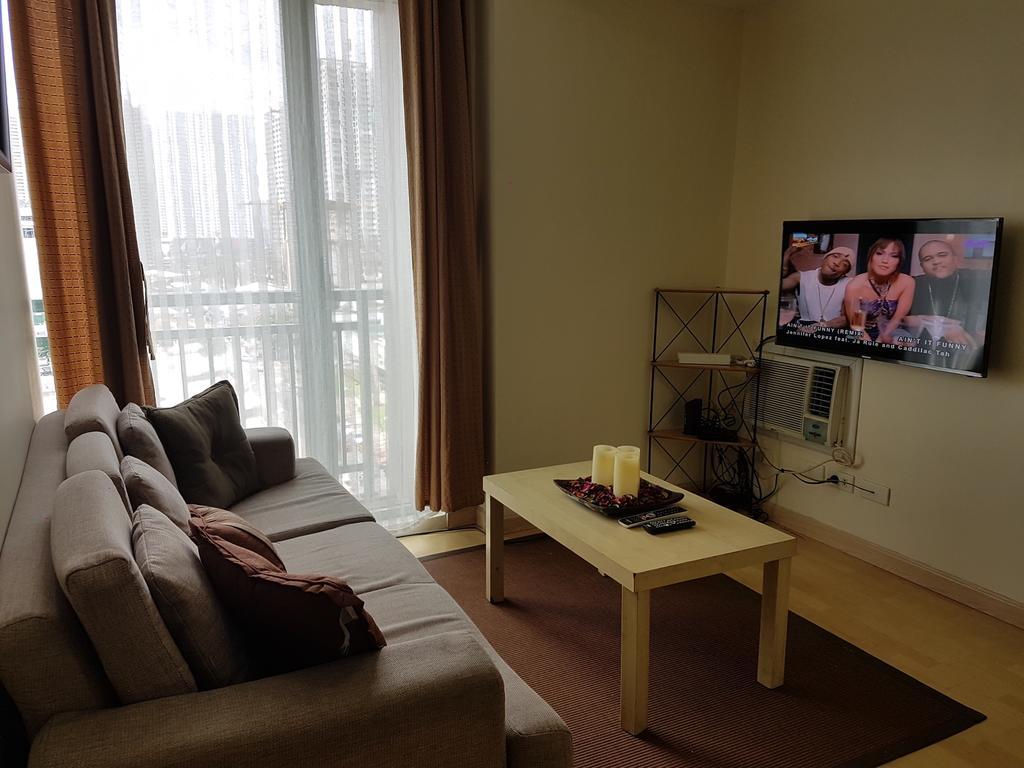 Ortigas 2 Bedroom Corner Unit With 2 Queen Across Shangrila Manila Esterno foto