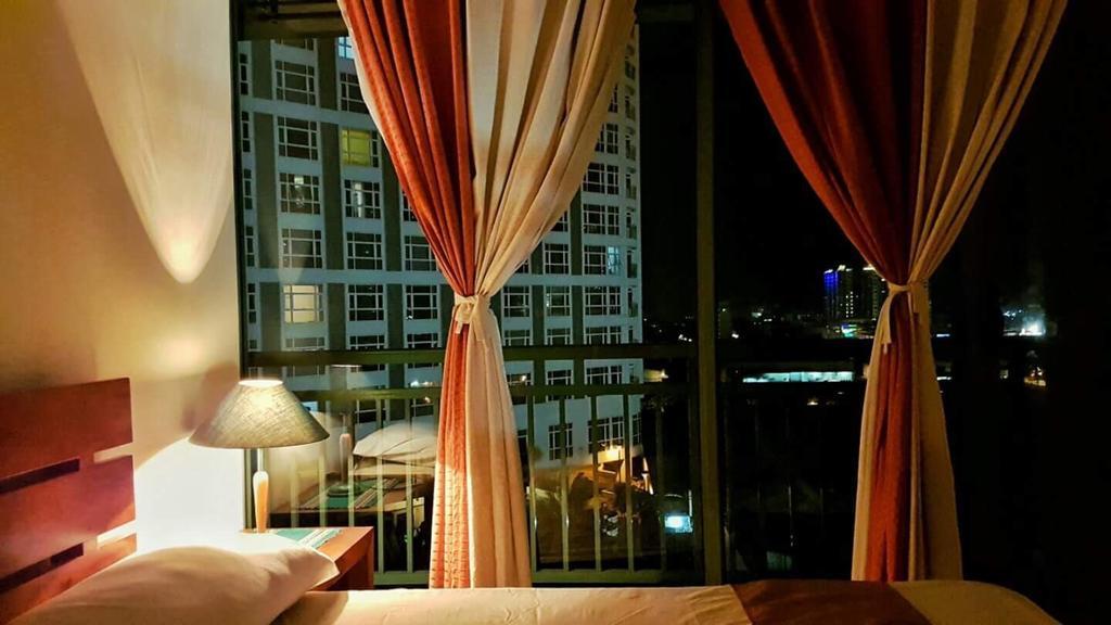 Ortigas 2 Bedroom Corner Unit With 2 Queen Across Shangrila Manila Esterno foto