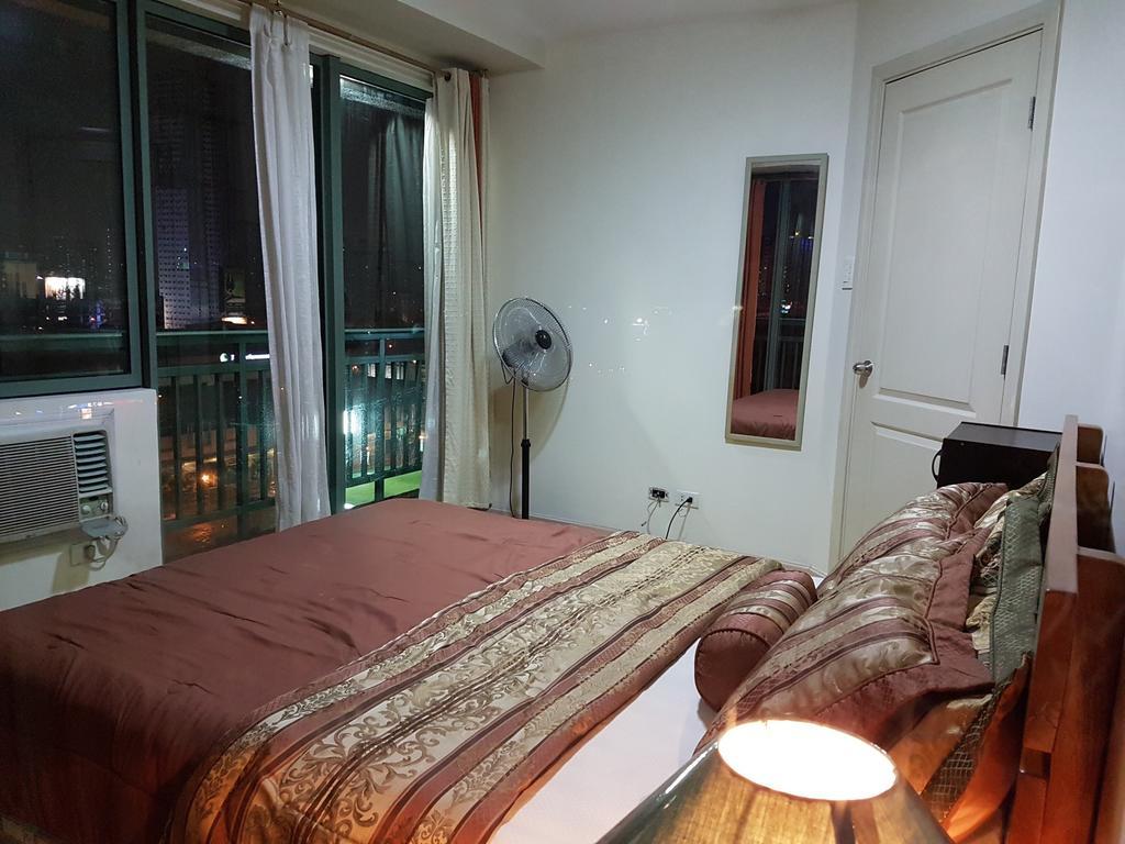 Ortigas 2 Bedroom Corner Unit With 2 Queen Across Shangrila Manila Esterno foto