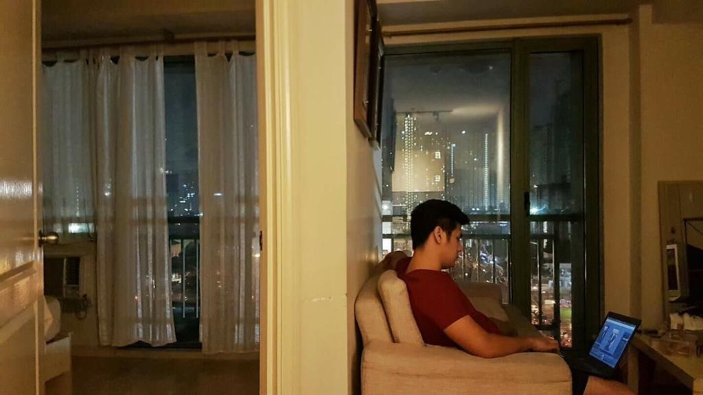 Ortigas 2 Bedroom Corner Unit With 2 Queen Across Shangrila Manila Esterno foto